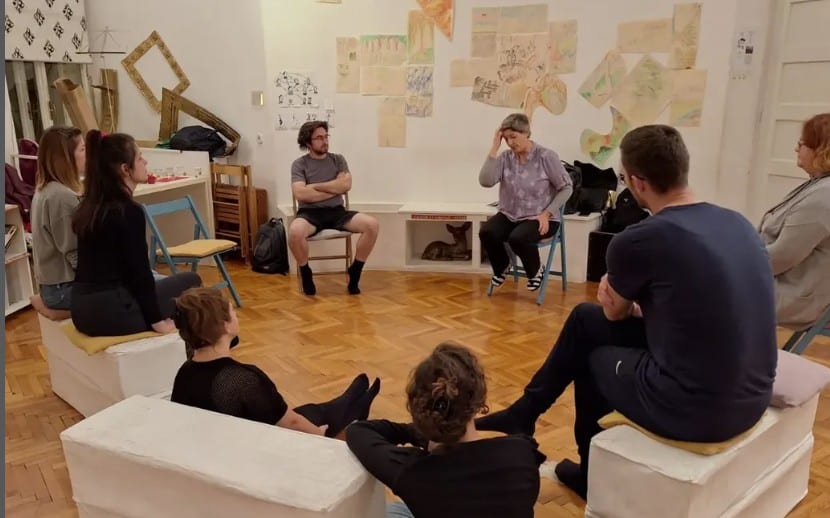 Radionica u dvorani Točke na i, grupa sjedi u krugu
