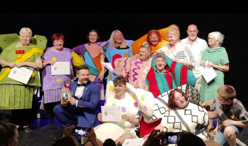 Seniorska grupa na pozornici na kraju sezone